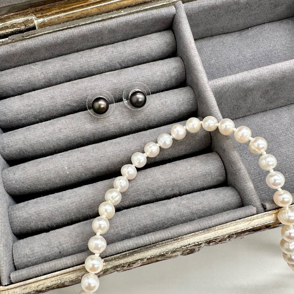 Vintage Pearl Necklace & Tahitian Post Earrings - Picture 8 of 15